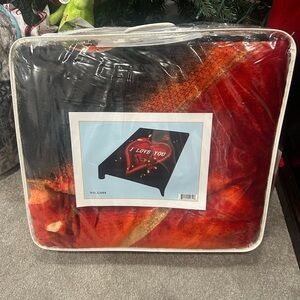 Del Toro Red and Black Queen Blanket